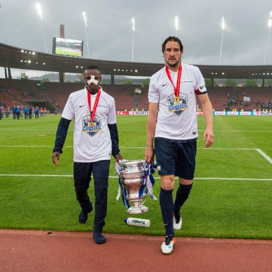 2016-05-29  CUPSIEGER MIT POKAL, GILLES YAPI UND ALAIN NEF, Letzigrund, Zürich